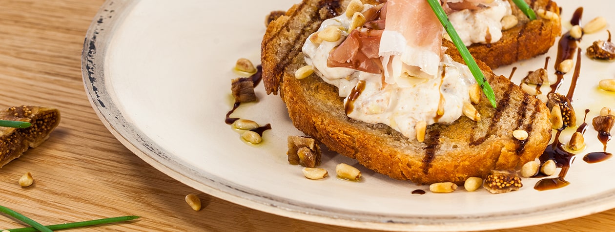 Getoastetes Vollkornbrot mit Joghurt-Käse-Walnuss-Mousse