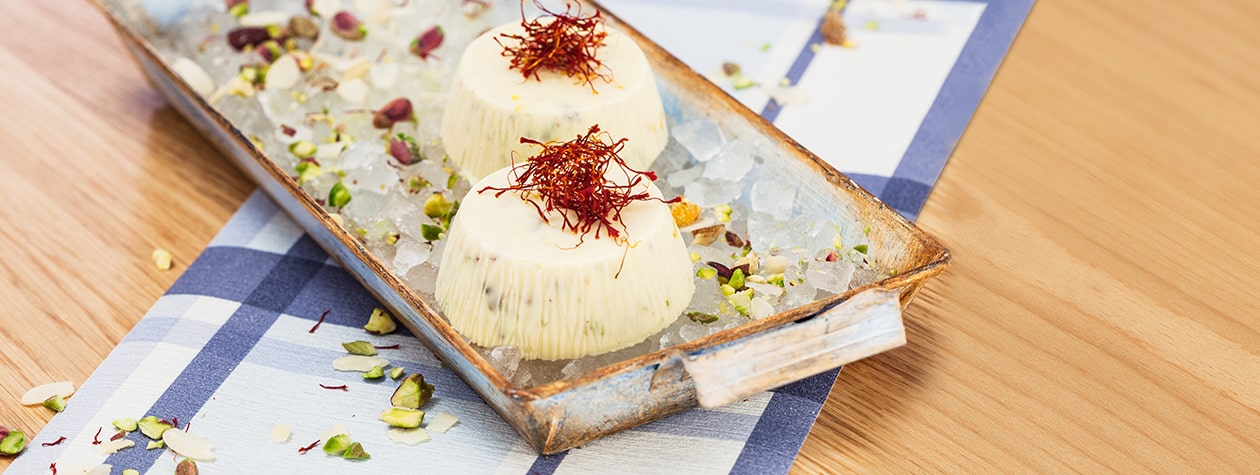 Pistazien-Eiscreme mit Mandelblättchen und FAGE Total