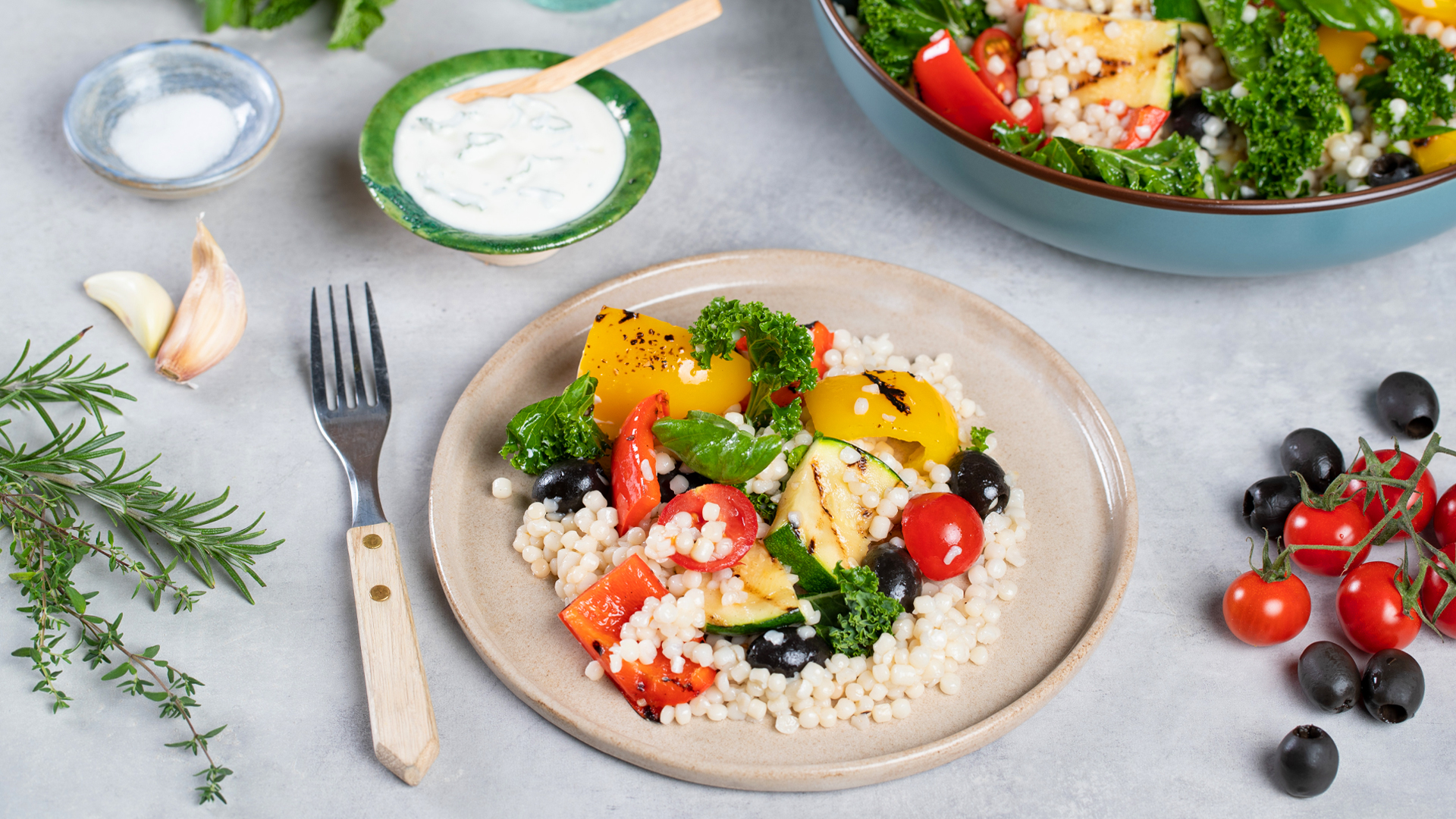 Couscus-Salat mit Joghurtsauce 