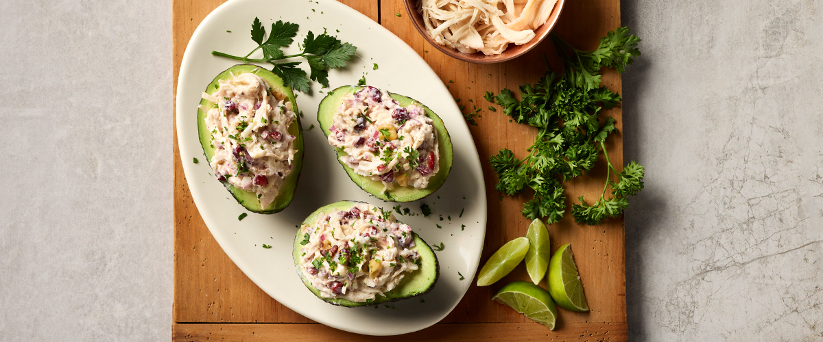 Avocado mit Joghurt-Hähnchen-Salat