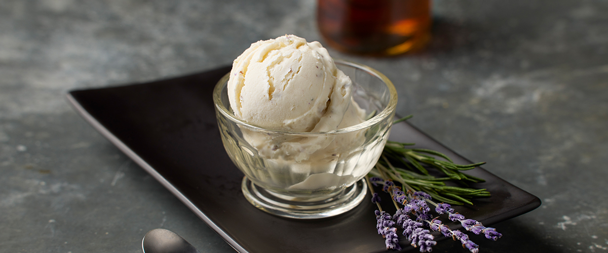 Gefrorener Joghurt mit Lavendel