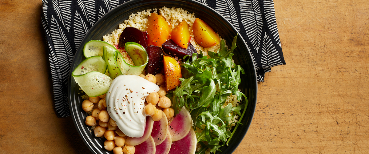 Vegetarische Buddha Bowl mit Joghurt