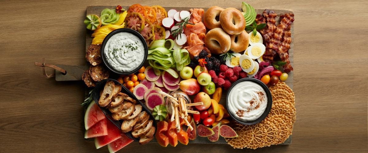 Brunch-Tafel mit süßen und herzhaften Joghurt-Dips