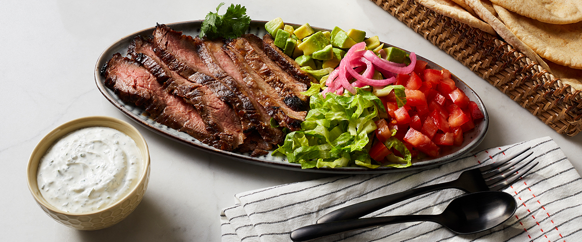 Mariniertes Flankensteak mit Gewürz-Joghurt