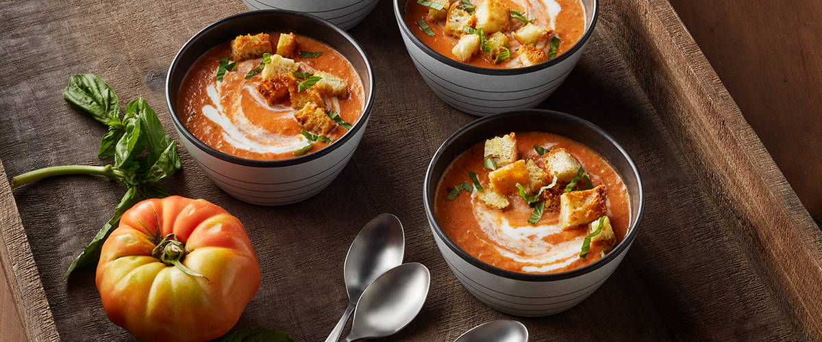 Cremige Suppe mit gerösteten Tomaten und Basilikum