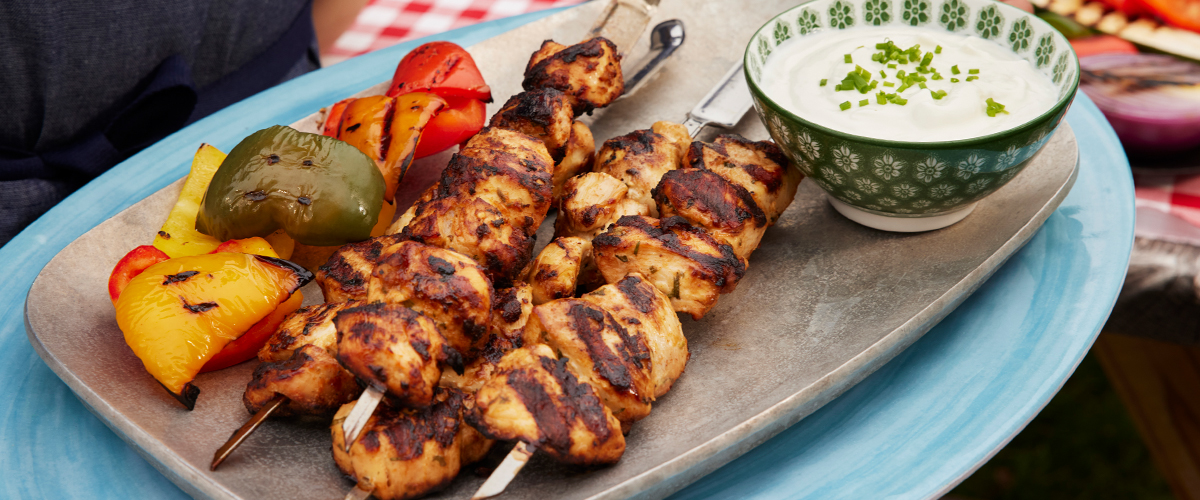 Gegrillter Hähnchenspieß mit Joghurtmarinade und Joghurtsauce