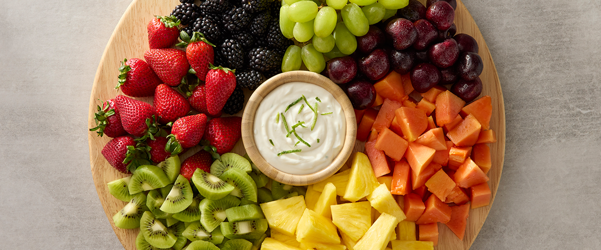 Obstplatte mit Limetten-Joghurt-Dip