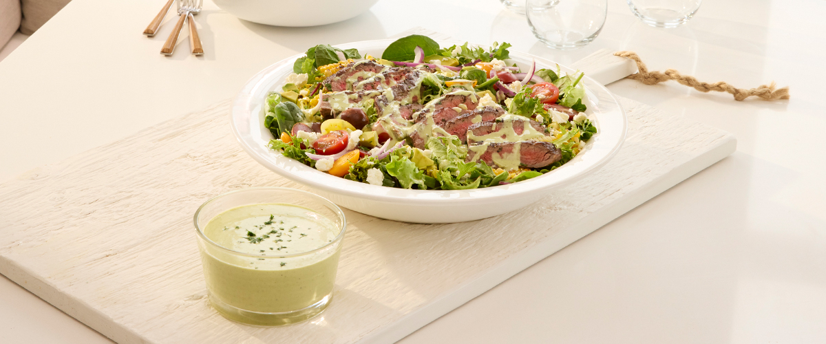 Sommersalat mit Steak und Joghurtdressing 