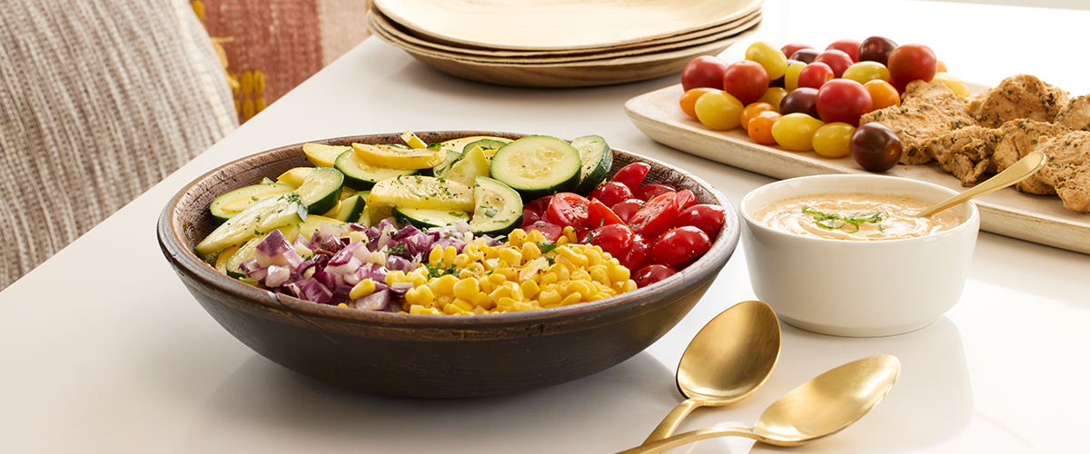 Sommerkürbis-Tomaten-Salat mit Chili-Limetten-Joghurtdressing