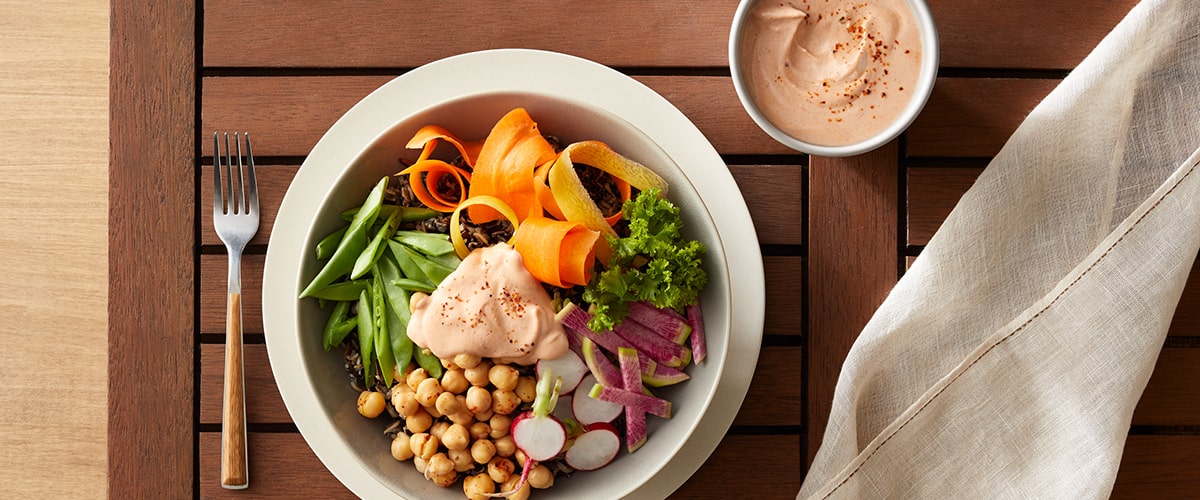 Mediterrane Bowl mit pikanter Joghurtsoße