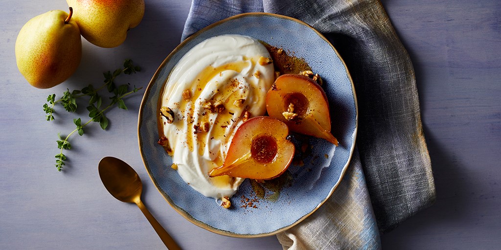 Herbstliche Joghurt Bowl mit Birne und Honig