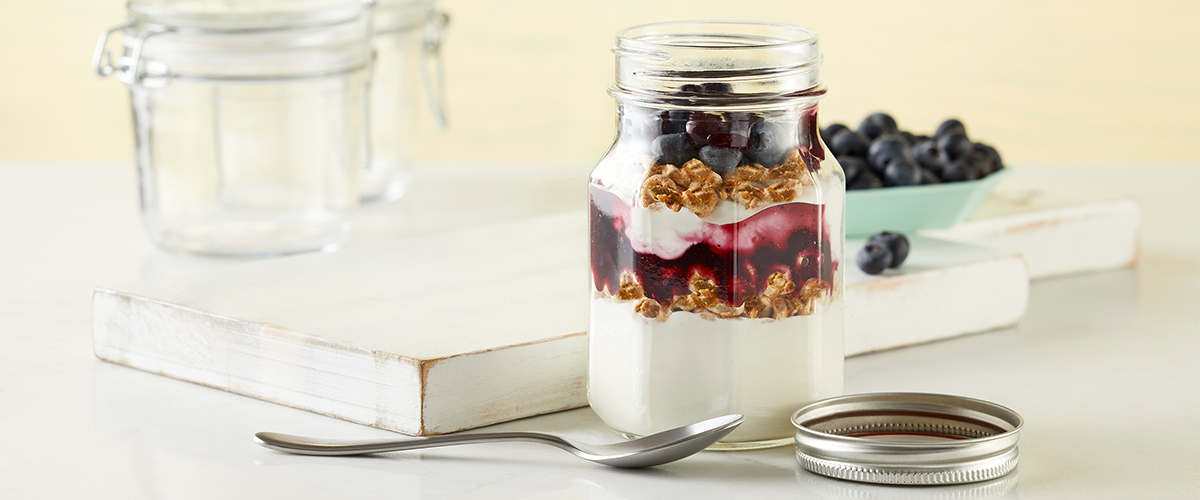 Parfait mit Beeren und Knuspermüsli