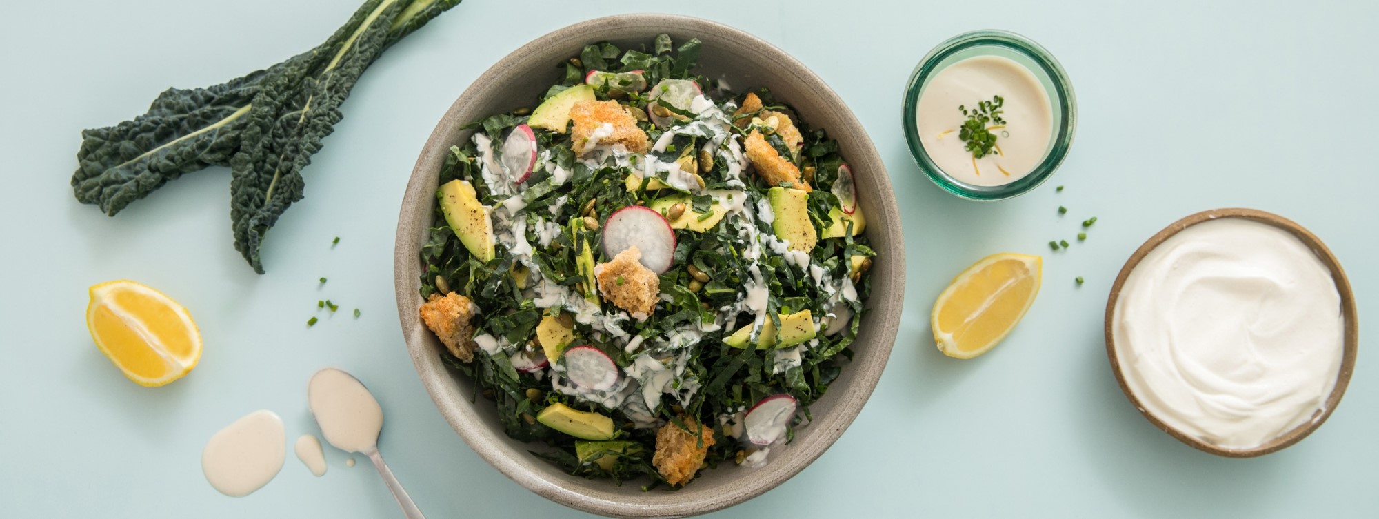 Caesar Salad mit Grünkohl und Joghurt-Dressing