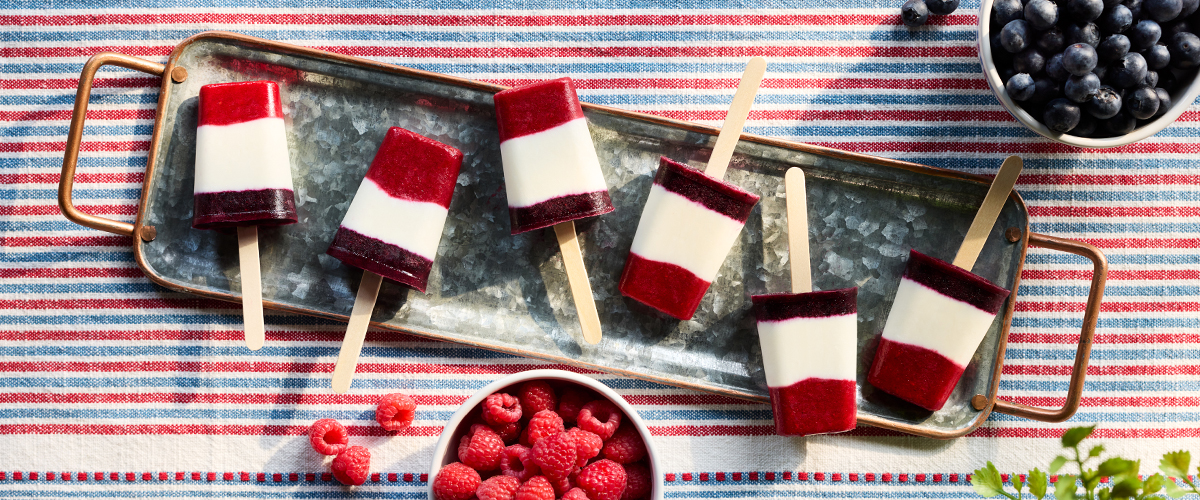 Griechischer Joghurt mit Beeren als Eis am Stiel