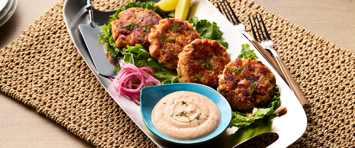 Lachs-Burger mit pikanter Joghurtsoße