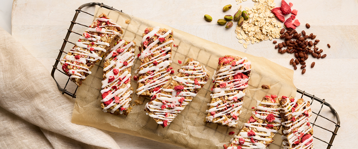 Erdbeer-Vanille-Granola-Riegel mit Joghurt Glasur