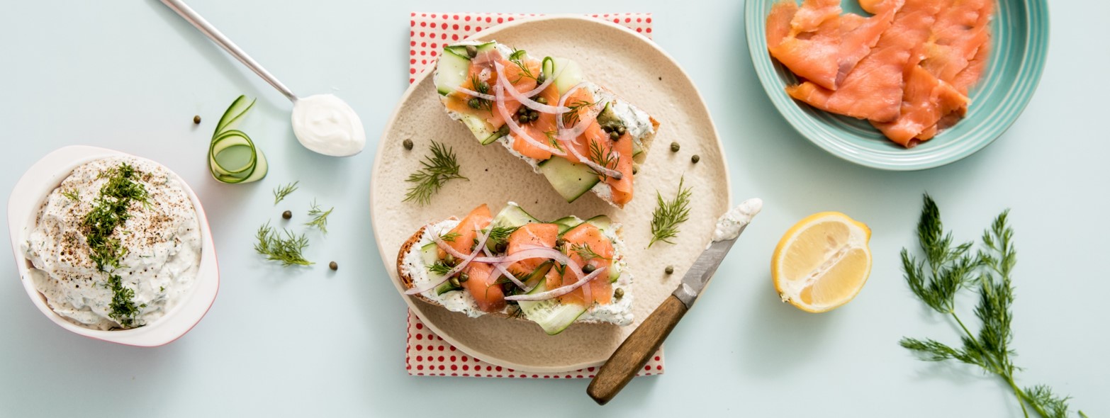 Belegtes Lachsbrötchen mit Joghurtaufstrich