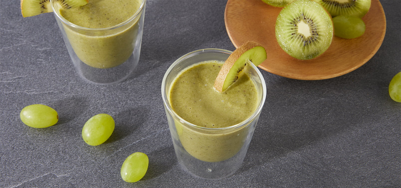 Smoothie mit Spinat, Trauben & Kiwi