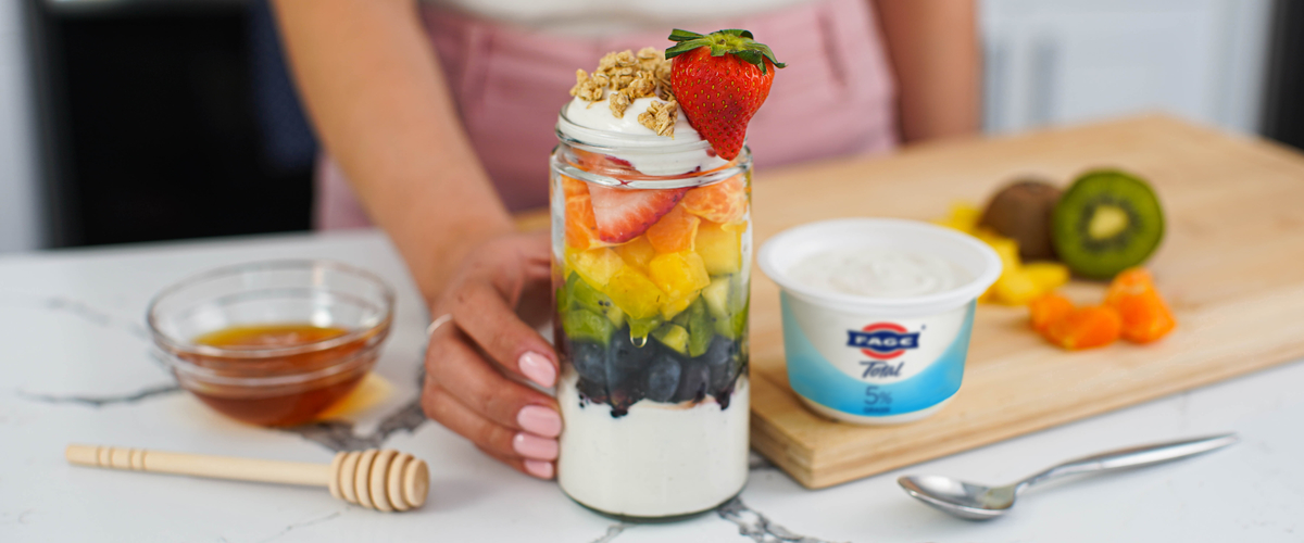 Regenbogen-Parfait mit Obst und Joghurt