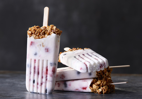 Joghurt Pops mit frischen Beeren und Müsli Crunch sind ein echtes