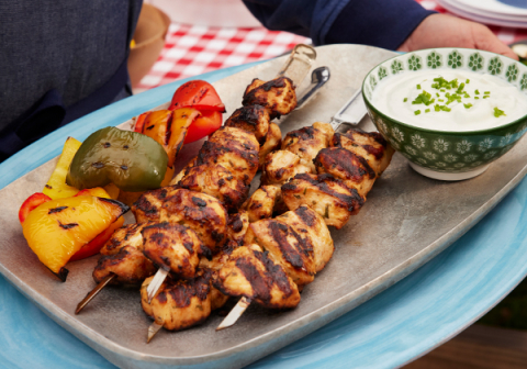 Gegrillter Hähnchenspieß mit Joghurtmarinade und Joghurtsauce