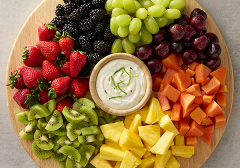 Obstplatte mit Limetten-Joghurt-Dip