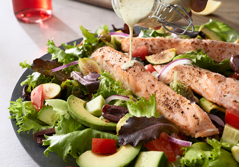 Mediterraner Lachs-Salat mit griechischem Joghurt-Dressing