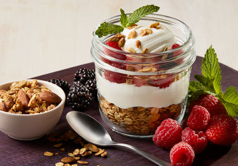 Joghurt-Parfait-Käsekuchen mit Beeren