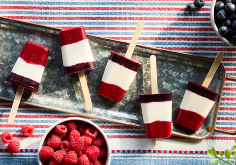 Griechischer Joghurt mit Beeren als Eis am Stiel