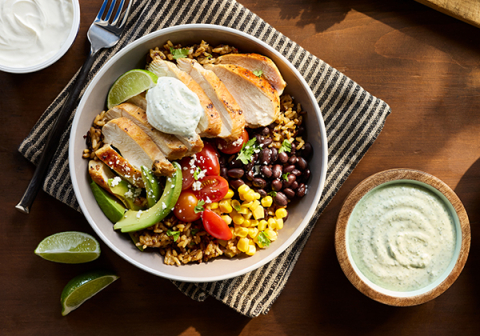 Baja Bowl mit Joghurt-Koriander-Limetten-Soße