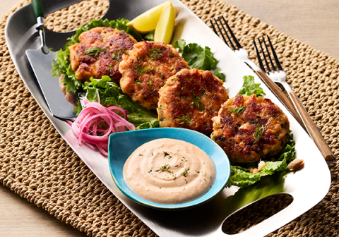 Lachs-Burger mit pikanter Joghurtsoße