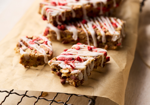 Erdbeer-Vanille-Granola-Riegel mit Joghurt Glasur