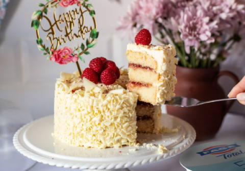 Geburtstagstorte mit weißer Schokolade und Himbeeren